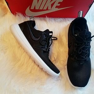 Nike Roshe Black and White Sneakers + Free Gift